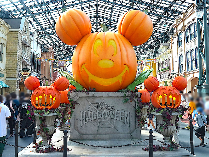 ディズニーハロウィーン2026のプログラムを予想！ヴィランズパレードはある？25周年開催中のシーは縮小開催？