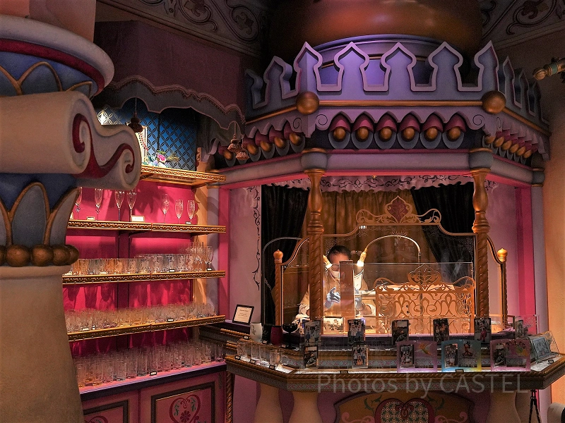 ディズニーシー　手作りガラスのイルカとダイバー ディズニーシーで作れるオリジナルグッズと販売店舗一覧！切り絵