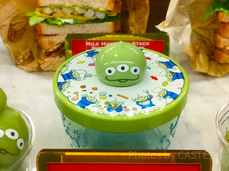 【2026】ディズニーシーのスーベニアグッズ31選！パーク内のレストランで販売中！