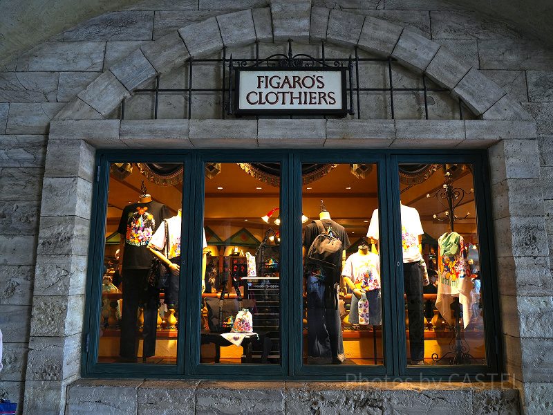 ディズニーシーの洋服屋さん「フィガロズ・クロージアー」場所、商品まとめ！Tシャツ、パーカー、カチューシャがたくさん