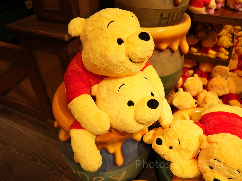 pooh-pillow-j116626.webp