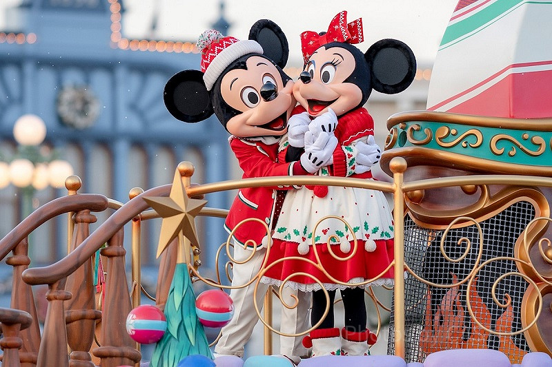 【2024】ディズニーで買えるクリスマスプレゼントまとめ！性別・年代別のおすすめをご紹介♪