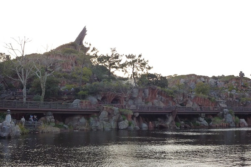 side-view-of-splash-mountain-
