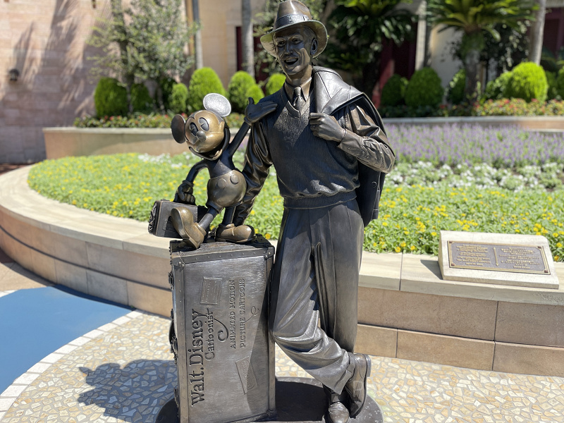 【ストーリーテラーズ像】ディズニーシーにあるウォルト・ディズニーとミッキーの像を解説！