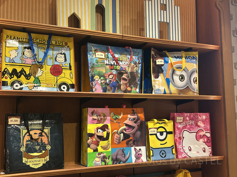 【2026】ユニバのお土産袋まとめ！有料化後のデザイン、サイズ、値段は？マリオとハリポタは独自デザイン！