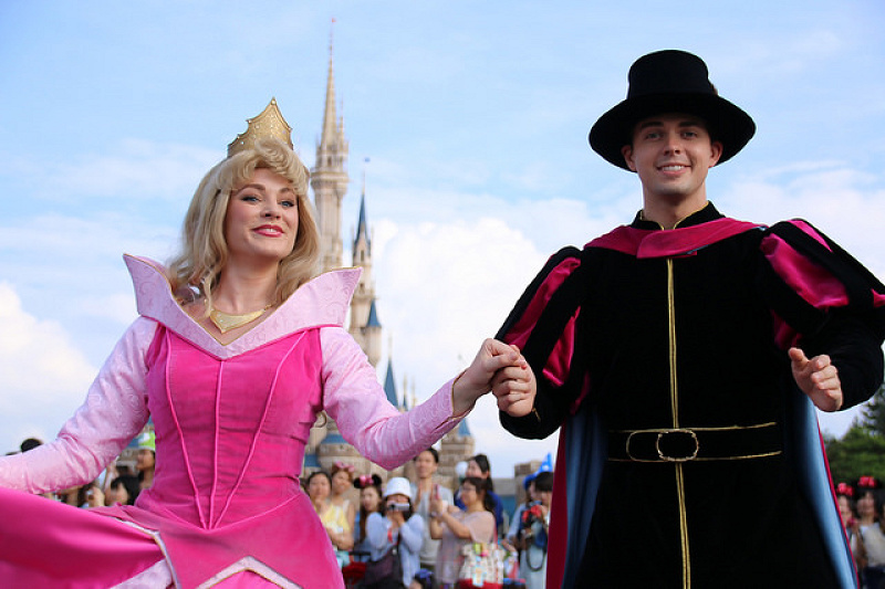 マレフィセントによる呪いで眠りについたオーロラ姫と それを救ったフィリップ王子 キャステル Castel ディズニー情報