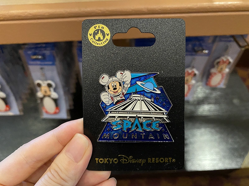 ディズニーピンバッジ ランド シーで買えるグッズまとめ キャラクター アトラクションデザインなど