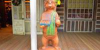 アトラクション外のクマのオブジェ| キャステル | CASTEL ディズニー情報