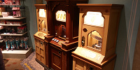 アドベンチャーランド・バザールのメダリオンメーカー| キャステル | CASTEL ディズニー情報