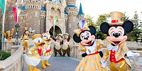 2016年度の式典では東京ディズニーランド30周年のゴールドの衣装をまとったキャラクターたちがお祝いに来てくれました| キャステル | CASTEL ディズニー情報