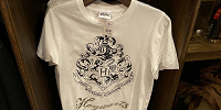 ホグワーツ紋章Tシャツ（白）| キャステル | CASTEL ディズニー情報