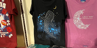 美ら海水族館のナイトアクアリウムTシャツ| キャステル | CASTEL ディズニー情報