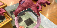 キラキラ恐竜カチューシャ（ピンク）| キャステル | CASTEL ディズニー情報
