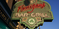 フィネガンズ・バー＆グリル：入り口看板| キャステル | CASTEL ディズニー情報