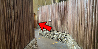 アドベンチャーランドエリアの喫煙所：小道を抜けたところに喫煙所あり| キャステル | CASTEL ディズニー情報