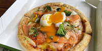 シーフードピッツァ(エッグ＆サーモントラウト)| キャステル | CASTEL ディズニー情報