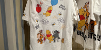Tシャツ裏（くまのプーさんべスティーズグッズ）| キャステル | CASTEL ディズニー情報