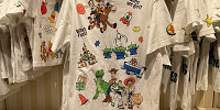 Tシャツ裏（トイストーリーべスティーズグッズ）| キャステル | CASTEL ディズニー情報