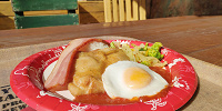 ディズニーシー食べ物：チキンのオーブン焼き、ベーコン、エッグ、ライス添え| キャステル | CASTEL ディズニー情報