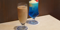 ミルクコーヒー（左）とクリイムソーダ・青空（右）| キャステル | CASTEL ディズニー情報