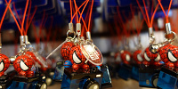 スパイダーマンストラップ(カメラ)| キャステル | CASTEL ディズニー情報