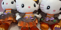 ユニバハロウィン2022グッズ：ハローキティぬいぐるみ| キャステル | CASTEL ディズニー情報
