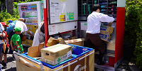 ユニバの自動販売機：在庫入れ替えの様子| キャステル | CASTEL ディズニー情報