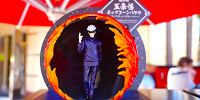 USJ秋フード：特級呪術師 五条 悟ポップコーンバケツ ～バーベキューフレーバー～| キャステル | CASTEL ディズニー情報