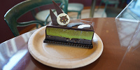 USJ×呪術廻戦コラボレストラン＆フード：伏黒 恵の抹茶チョコレートケーキ| キャステル | CASTEL ディズニー情報