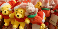 ディズニークリスマスグッズ2022：ぬいぐるみバッジセット（プー＆ピグレット）| キャステル | CASTEL ディズニー情報