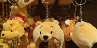 くまのプーさんのグッズ＆お土産：プーさんファンキャップキーチェーン| キャステル | CASTEL ディズニー情報