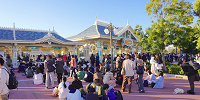 ディズニーランドの開園待ちの様子| キャステル | CASTEL ディズニー情報
