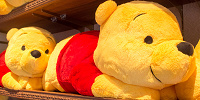 プーさん抱きまくらぬいぐるみ（Mサイズ）| キャステル | CASTEL ディズニー情報
