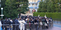 12月ディズニーランド混雑レポ：エントランス前の手荷物検査待ち列(7:10時点)| キャステル | CASTEL ディズニー情報