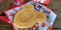 ディズニーランド食べ歩き：ミッキーカステラケーキ（ストロベリー）| キャステル | CASTEL ディズニー情報