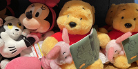 絵本を読むプーさんとピグレットのぬいぐるみ| キャステル | CASTEL ディズニー情報