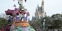 シンデレラ城を背景に見るパレードは見応え抜群| キャステル | CASTEL ディズニー情報