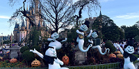 ディズニーランドのハロウィンデコレーション（シンデレラ城前）| キャステル | CASTEL ディズニー情報