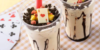 クイーン・オブ・ケーキドリンク（チョコ＆バナナ）| キャステル | CASTEL ディズニー情報