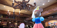 店内に飾られているミニー姫のドレス| キャステル | CASTEL ディズニー情報