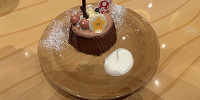 シェフ特製の切り株ケーキ ～チョコレート～| キャステル | CASTEL ディズニー情報