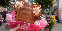 ミッキーワッフル、メイプルソース付き| キャステル | CASTEL ディズニー情報