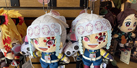 宇髄天元ぬいぐるみキーチェーン(USJ×鬼滅の刃 刀鍛冶の里編&柱稽古編グッズ)| キャステル | CASTEL ディズニー情報