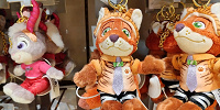 上海ディズニーズートピアグッズ：ニックのガゼルコンサート衣装のぬいぐるみキーチェーン| キャステル | CASTEL ディズニー情報