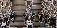 上海ディズニートロングッズ：リング付トロンミッキーのキーチェーン| キャステル | CASTEL ディズニー情報