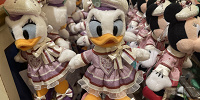 デイジーぬいぐるみバッジ(パルパルーザ第3弾グッズ)| キャステル | CASTEL ディズニー情報