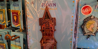 香港ディズニーアナ雪グッズ：時計塔型ピンバッジ| キャステル | CASTEL ディズニー情報