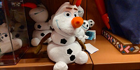 香港ディズニーアナ雪グッズ：オラフのぬいぐるみ| キャステル | CASTEL ディズニー情報
