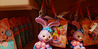 香港ディズニーダッフィー＆フレンズグッズ：ステラルーのカラフルチョコ＆マスコットキーホルダー| キャステル | CASTEL ディズニー情報