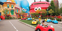 エルモのリトルドライブは子どもの出来た！を引き出すアトラクション| キャステル | CASTEL ディズニー情報